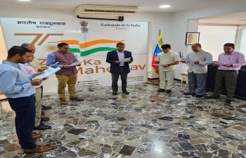 Marcando el 'Swachhta Diwas' con un compromiso renovado! Hoy, el Embajador P.K. Ashok Babu lidero a los funcionarios de la Embajada en la adopcion del 'Compromiso Swachhta' para mantener hogares, oficinas y alrededores limpios e higienicos. El compromiso extiende la dedicacion a la limpieza mas alla de los espacios personales y nos exige inspirar a otros a cultivar este habito.